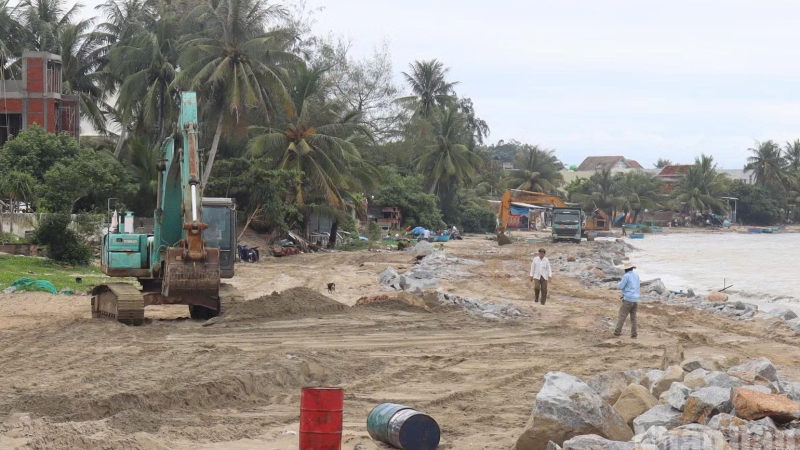 Đầu tư 80 tỷ đồng x&acirc;y k&egrave; chống sạt lở bờ biển 