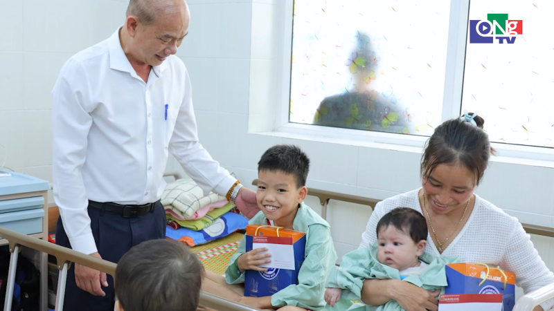 Tặng qu&agrave; Tết Trung thu cho bệnh nhi kh&oacute; khăn