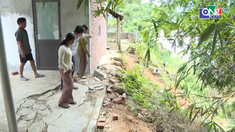 Nguy cơ sạt lở ven s&ocirc;ng Tr&agrave; Kh&uacute;c