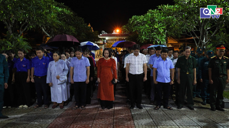 Thắp nến tri &acirc;n c&aacute;c Anh h&ugrave;ng liệt sĩ