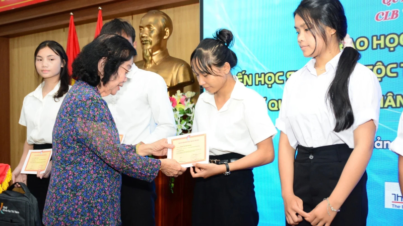Trao học bổng cho học sinh d&acirc;n tộc thiểu số v&agrave; hải đảo