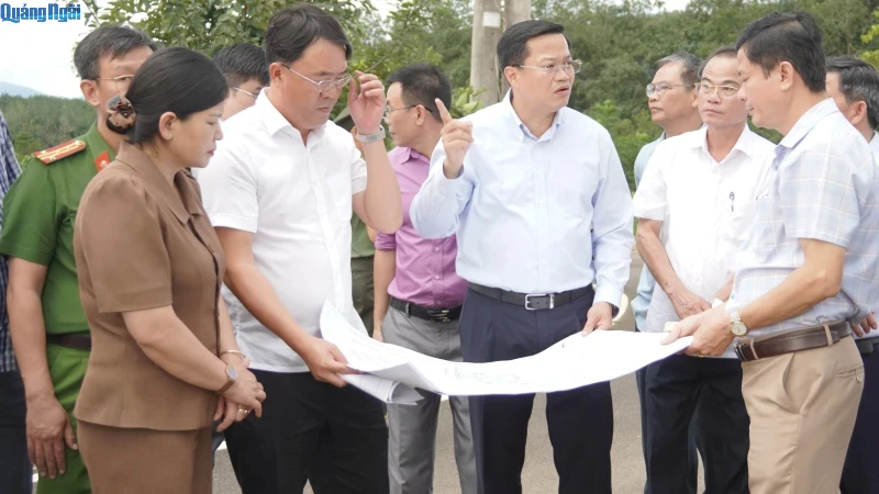 Chủ tịch UBND tỉnh Nguyễn Đức T&acirc;m kiểm tra tiến độ c&aacute;c dự &aacute;n trường học v&ugrave;ng bi&ecirc;n giới