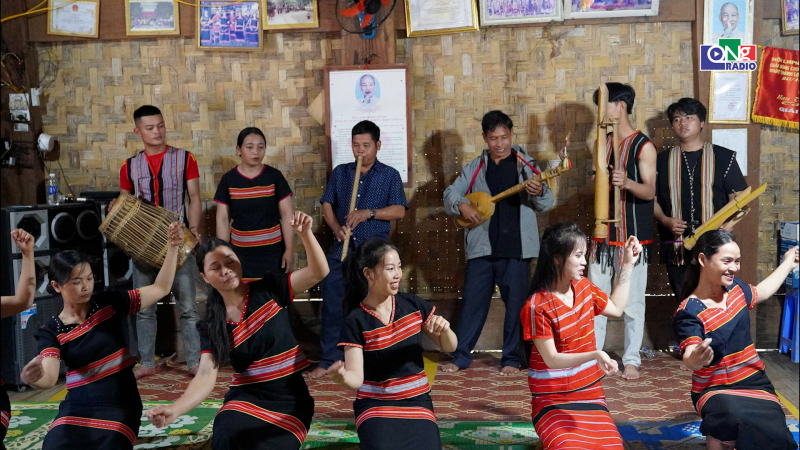 Lời ca c&ograve;n m&atilde;i giữa đại ng&agrave;n