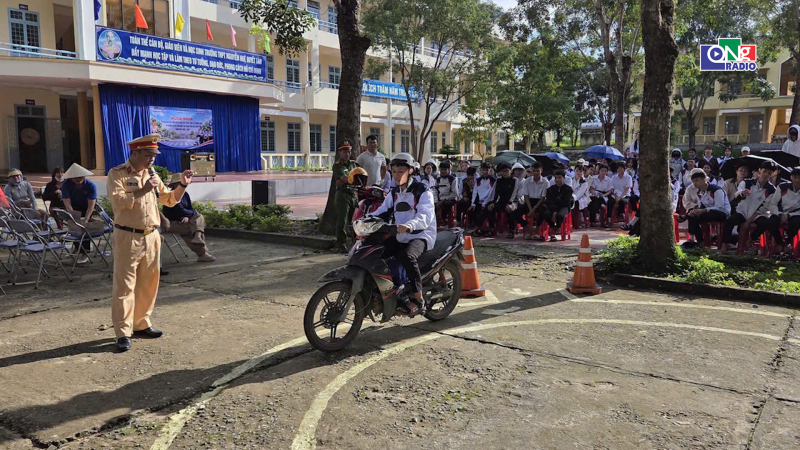 Tăng cường gi&aacute;o dục an to&agrave;n giao th&ocirc;ng trong trường học