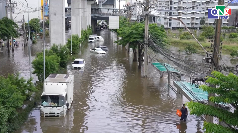 Bangkok khẩn trương ti&ecirc;u tho&aacute;t nước khi mưa giảm