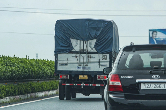 Các phương tiện cố tình chạy chậm, bám làn trái cao tốc sẽ bị xử lý.