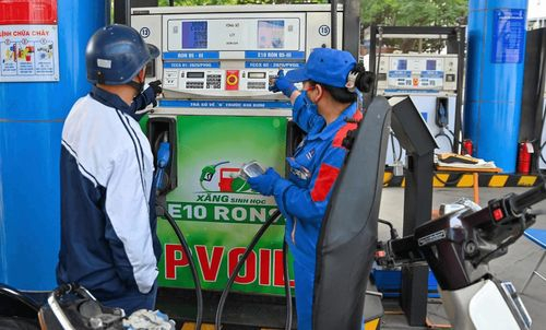 Nhân viên Petrolimex bán xăng dầu cho khách hàng. Ảnh: TTXVN