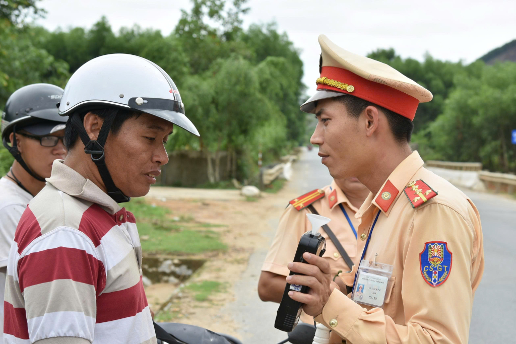Việc học ngôn ngữ dân tộc thiểu số đã giúp các cán bộ vùng cao vượt qua rào cản giao tiếp, từ đó phục vụ nhân dân tốt hơn. Ảnh minh họa: QUANG DƯƠNG