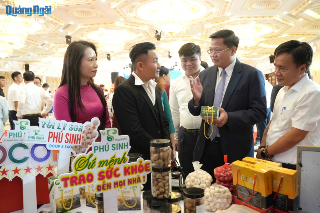 Phó Bí thư Tỉnh ủy, Chủ tịch UBND tỉnh Nguyễn Đức Tâm tham quan gian hàng trưng bày sản phẩm OCOP 5 sao.
