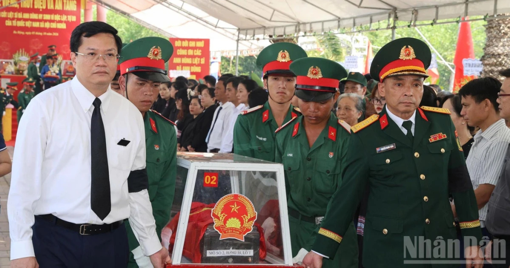 Lãnh đạo tỉnh Quảng Ngãi thành kính tiễn đưa hài cốt liệt sĩ về nơi an nghỉ cuối cùng. Ảnh: HIỂN CỪ
