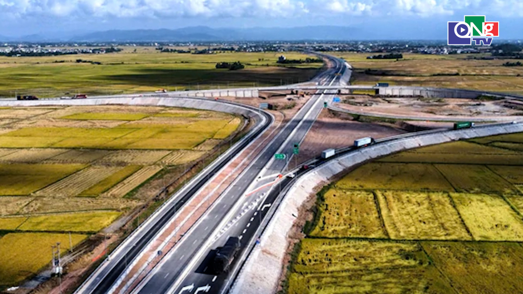 Bổ sung biển báo, vạch kẻ khoảng cách trên cao tốc.