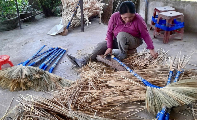 Hộ sản xuất tại Làng nghề truyền thống chổi đót thôn Đại An Đông, xã Nghĩa Hành.
