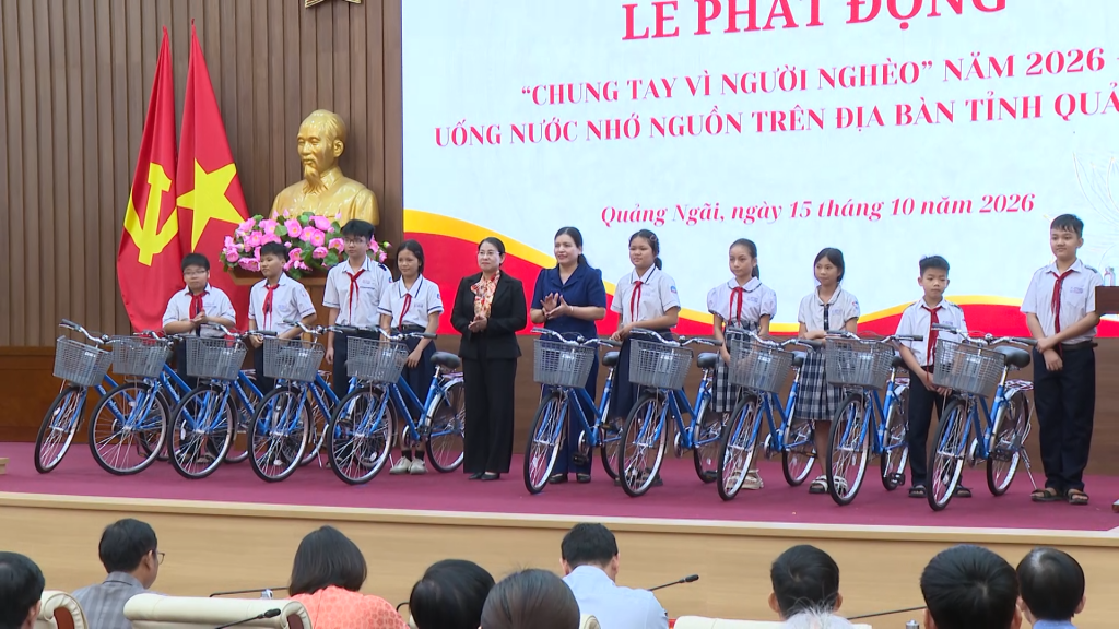 Trao tặng 50 chiếc xe đạp cho 50 em học sinh hộ nghèo, cận nghèo, hộ có điều kiện hoàn cảnh khó khăn