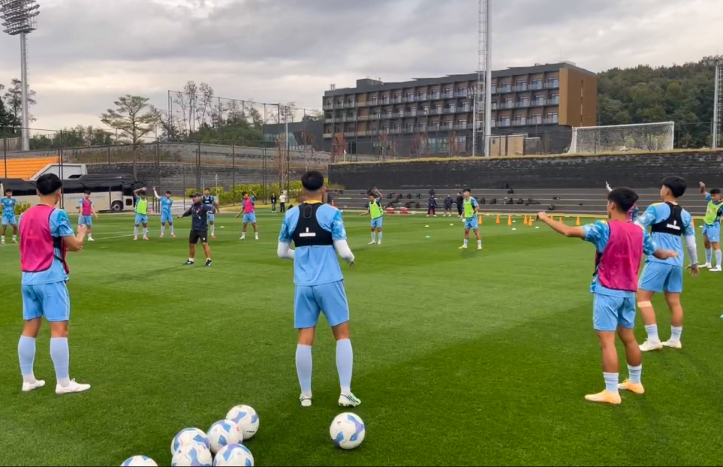 U17 Việt Nam tập luyện chuẩn bị cho trận đấu với U17 Hàn Quốc. Ảnh VFF