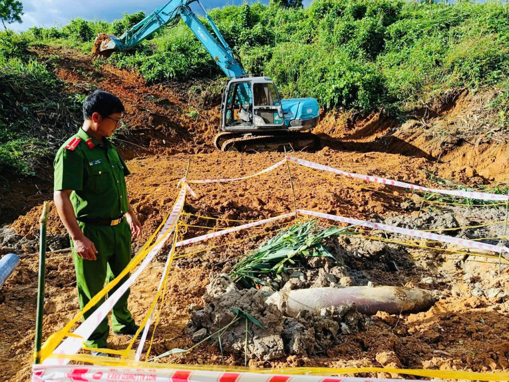 Công an xã căng dây phong tỏa vật thể nghi là bom tai hiện trường.
