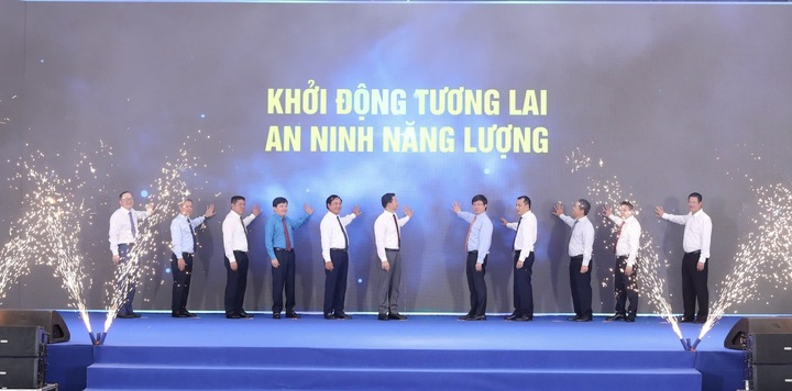  Các đại biểu thực hiện nghi lễ bấm nút khởi công Dự án. Ảnh EVN