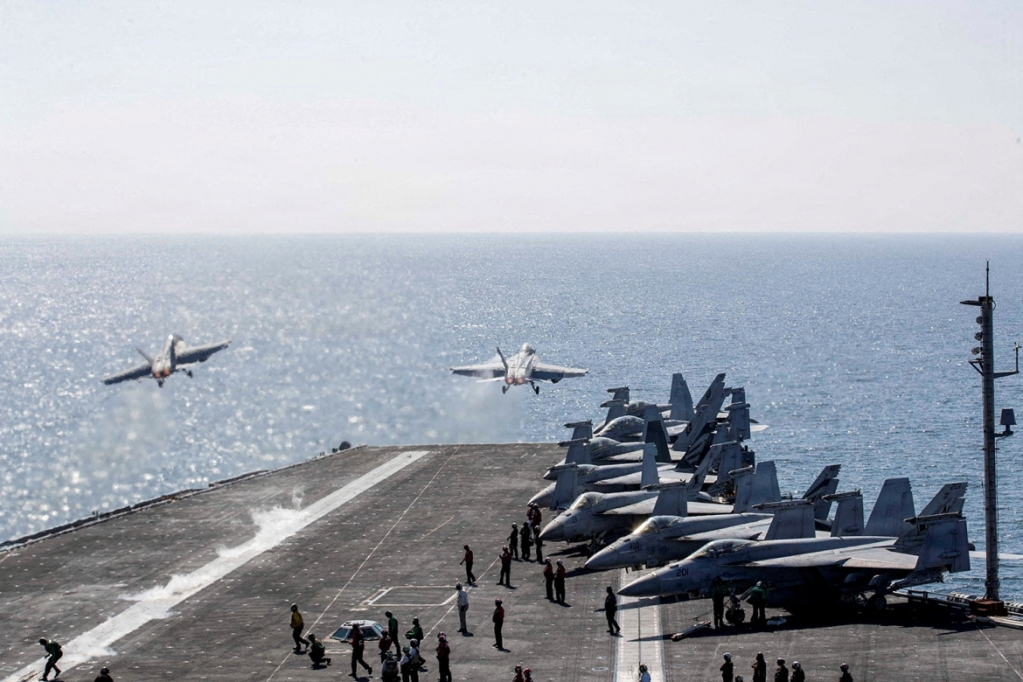 Hai tiêm kích F/A-18 Super Hornet cất cánh từ boong tàu sân bay lớp Nimitz USS Abraham Lincoln của Hải quân Mỹ, hỗ trợ chiến dịch tấn công Iran mang tên Epic Fury, tại một địa điểm không được tiết lộ ngày 3/3/2026. Ảnh: Hải quân Mỹ/Reuters