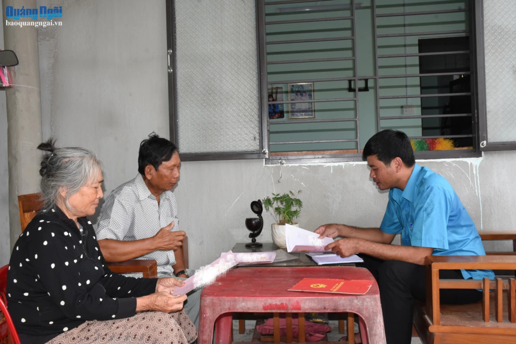 Cán bộ thôn Trường Định, xã Tịnh Khê đến tận nhà dân thu thập. bổ sung thông tin dữ liệu đất đai.  