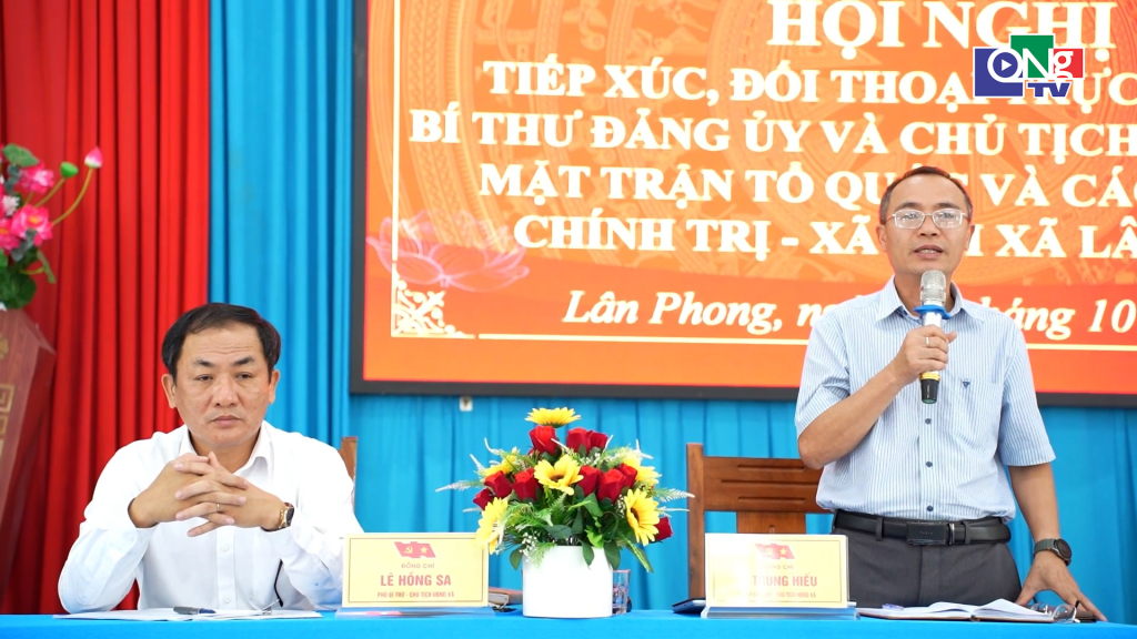 Lãnh đạo xã Lân Phong trả lợi các kiến nghị tại buổi đối thoại.