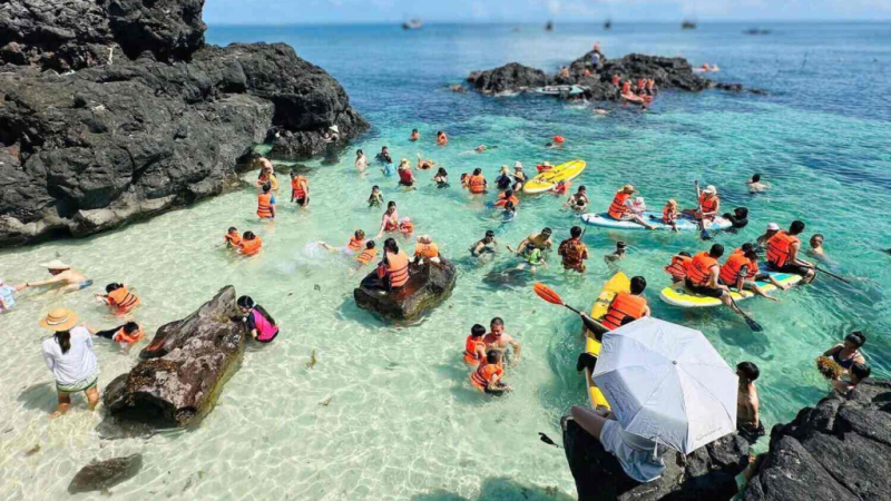 Quảng Ng&atilde;i đ&oacute;n gần 5,6 triệu lượt kh&aacute;ch trong 9 th&aacute;ng 