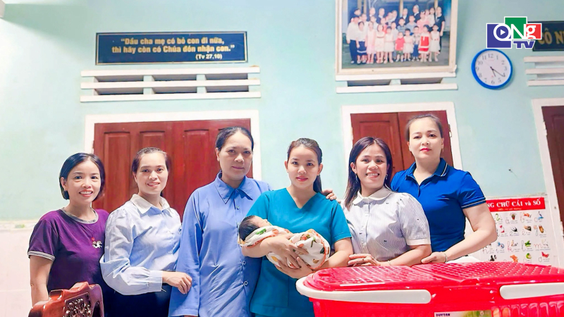 B&eacute; g&aacute;i 3 ng&agrave;y tuổi bị bỏ rơi tại c&ocirc; nhi viện ở Quảng Ng&atilde;i