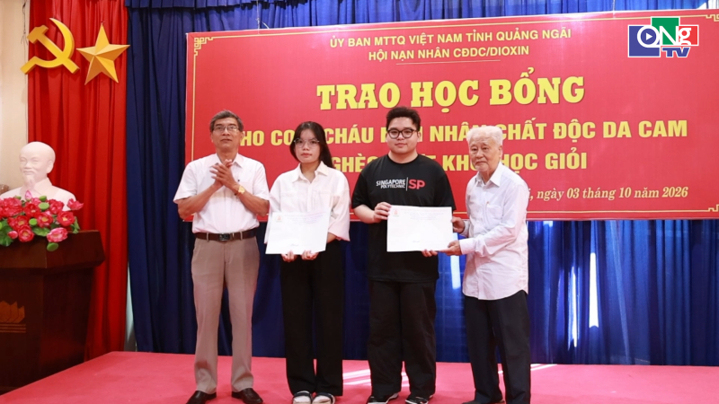 Trao học bổng cho con, ch&aacute;u nạn nh&acirc;n chất độc da cam