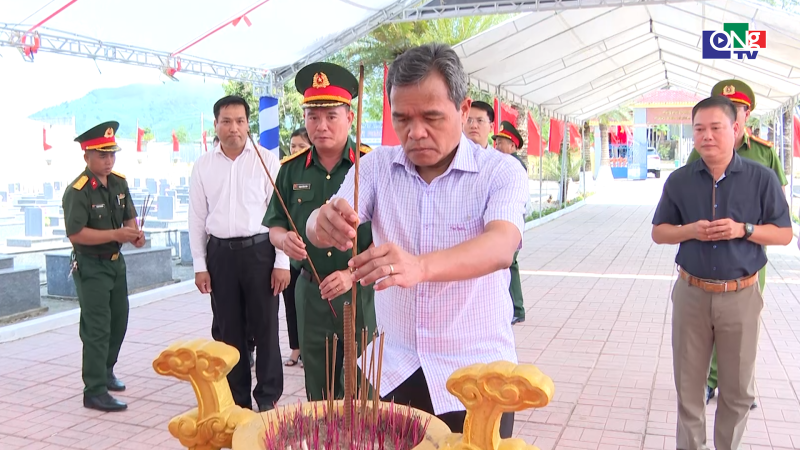 B&iacute; thư Tỉnh ủy Hồ Văn Ni&ecirc;n d&acirc;ng hương tưởng niệm c&aacute;c Anh h&ugrave;ng liệt sĩ