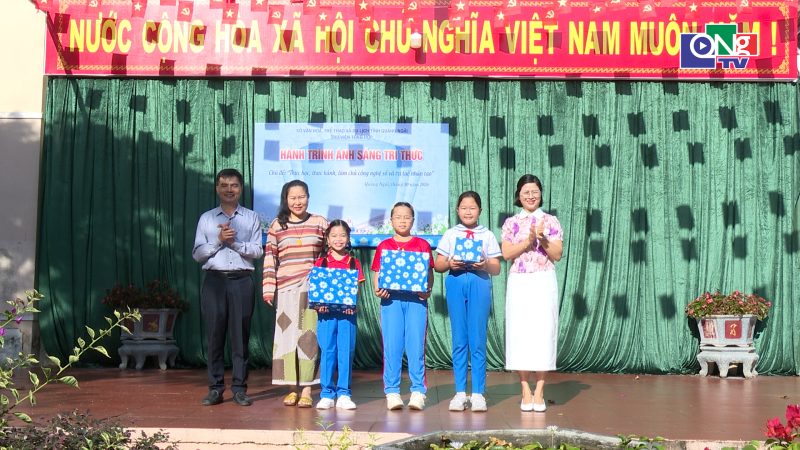H&agrave;nh tr&igrave;nh &aacute;nh s&aacute;ng tri thức tại x&atilde; Đăk H&agrave;