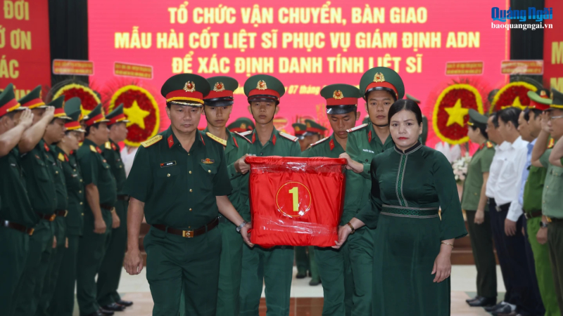 Quảng Ng&atilde;i đưa hơn 2.200 mẫu sinh phẩm h&agrave;i cốt liệt sĩ đi gi&aacute;m định ADN
