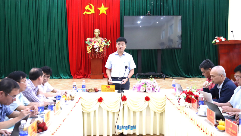 Ph&oacute; Chủ tịch UBND tỉnh Đỗ T&acirc;m Hiển l&agrave;m việc với x&atilde; Đăk Sao
