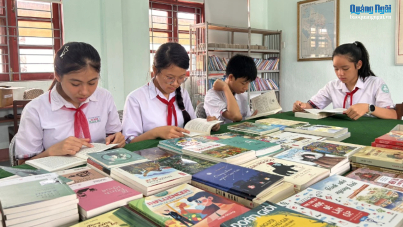 Gia đ&igrave;nh nh&agrave; thơ Thanh Thảo trao tặng tủ s&aacute;ch Đặng Th&ugrave;y Tr&acirc;m