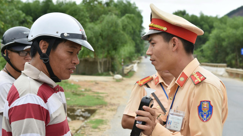 Học tiếng đồng b&agrave;o, đưa ph&aacute;p luật đến gần d&acirc;n 