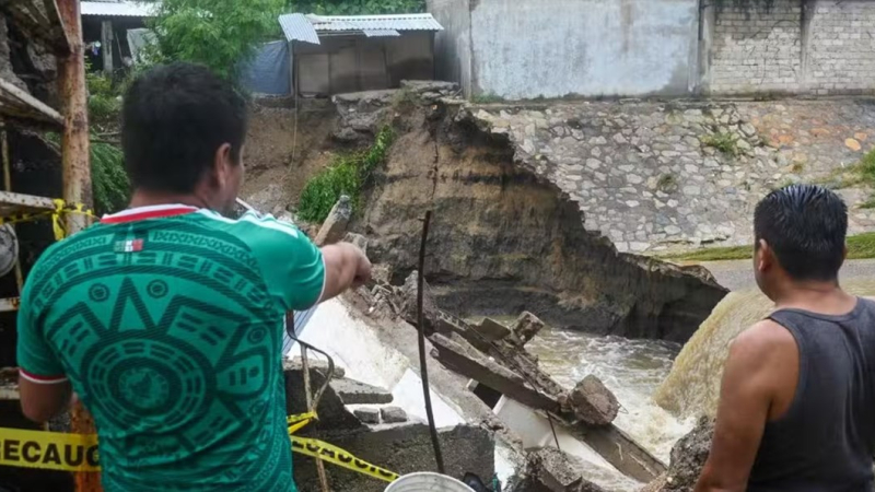 Mexico huy động hơn 22.000 nh&acirc;n lực ứng ph&oacute; b&atilde;o Simon 