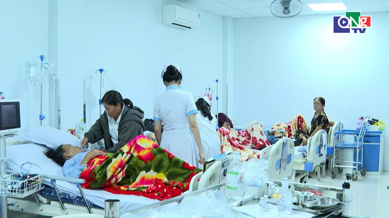 135 bệnh nh&acirc;n nghi ngộ độc b&aacute;nh m&igrave; đang điều trị