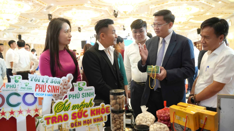 Đồng h&agrave;nh c&ugrave;ng đội ngũ doanh nh&acirc;n