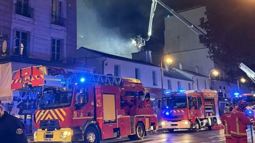  Hỏa hoạn thi&ecirc;u rụi khu chợ thực phẩm l&acirc;u đời nhất ở Paris