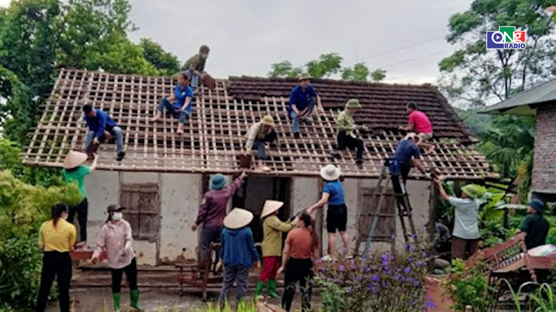 Chung tay xo&aacute; nh&agrave; tạm, nh&agrave; dột n&aacute;t cho b&agrave; con d&acirc;n tộc thiểu số