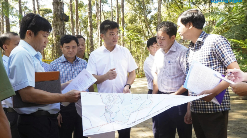 Ph&oacute; Chủ tịch UBND tỉnh Đỗ T&acirc;m Hiển kiểm tra c&aacute;c dự &aacute;n tại x&atilde; Măng Đen