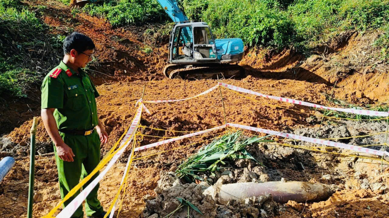 Ph&aacute;t hiện bom s&oacute;t lại sau chiến tranh