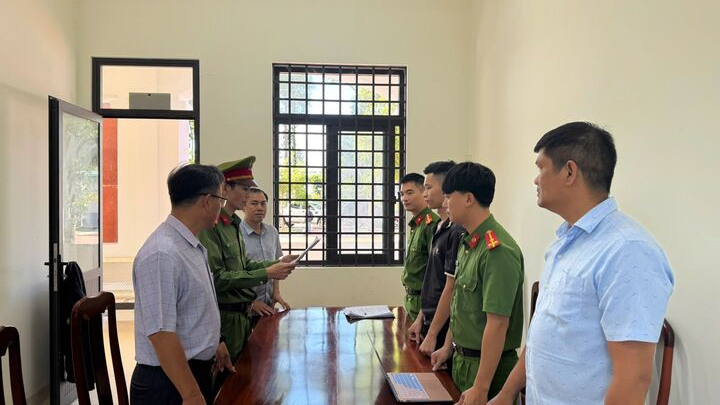 Tạm giam t&agrave;i xế say xỉn t&ocirc;ng c&ocirc;ng nh&acirc;n m&ocirc;i trường 