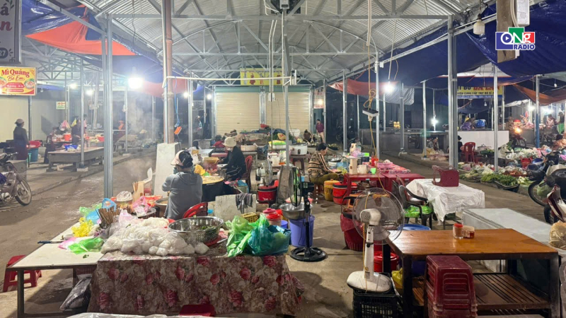 Người b&aacute;n h&agrave;ng ăn từ s&aacute;ng sớm