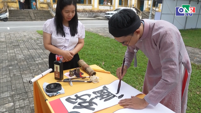 45 gi&acirc;y 1 chạm ng&agrave;y 23/10