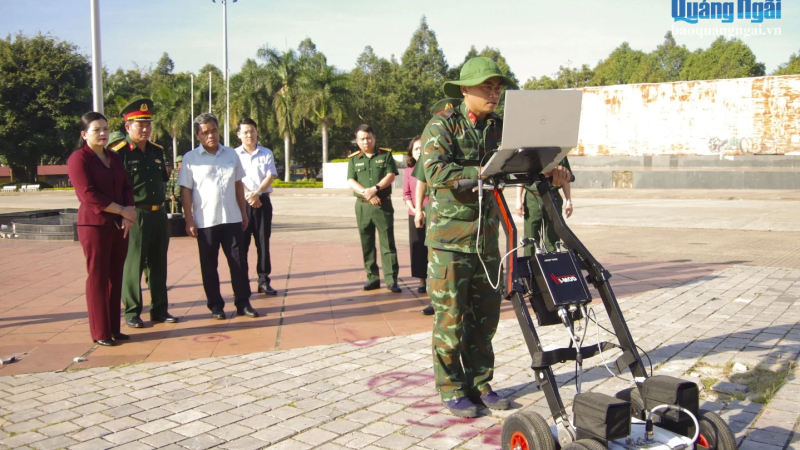 B&iacute; thư Tỉnh ủy Hồ Văn Ni&ecirc;n kiểm tra c&ocirc;ng t&aacute;c t&igrave;m kiếm h&agrave;i cốt liệt sĩ tại Quảng trường 16/3