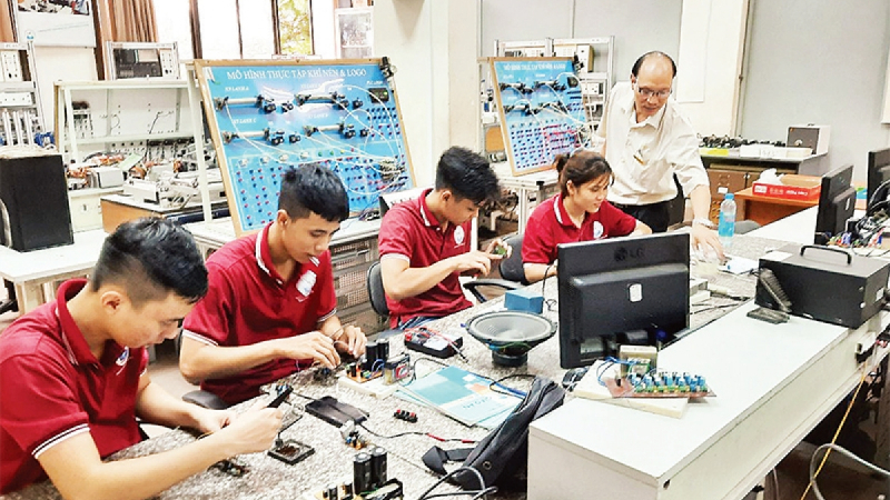 Đề xuất ch&iacute;nh s&aacute;ch ph&aacute;t triển nh&acirc;n lực trẻ chất lượng cao 