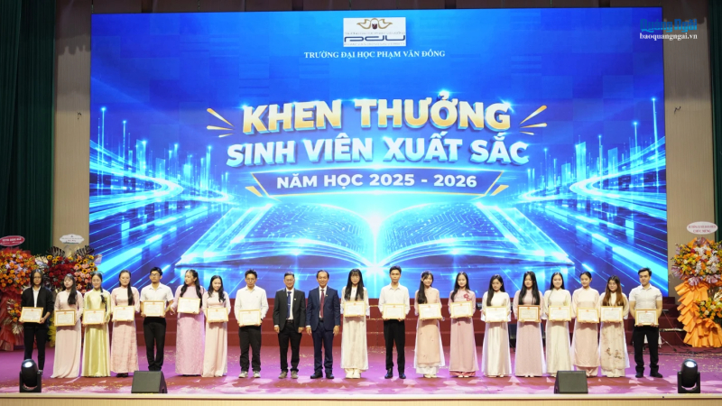 Trường ĐH Phạm Văn Đồng ch&agrave;o đ&oacute;n hơn 1.000 t&acirc;n sinh vi&ecirc;n