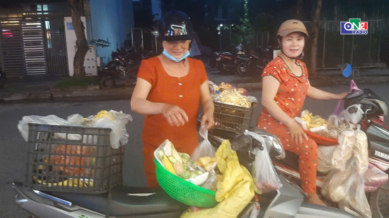 Những g&aacute;nh h&agrave;ng mưu sinh