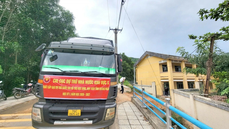 Quảng Ng&atilde;i được bổ sung hơn 450 tấn gạo hỗ trợ học sinh