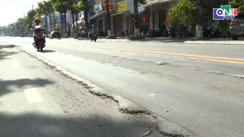Nhiều điểm sụt l&uacute;n g&acirc;y mất an to&agrave;n giao th&ocirc;ng