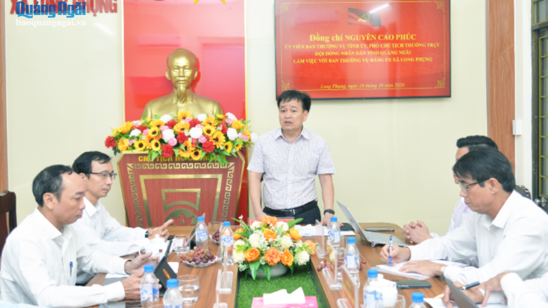 Ph&oacute; Chủ tịch Thường trực HĐND tỉnh Nguyễn Cao Ph&uacute;c l&agrave;m việc với x&atilde; Long Phụng