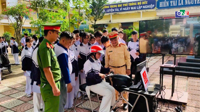 H&igrave;nh th&agrave;nh th&oacute;i quen chấp h&agrave;nh luật giao th&ocirc;ng cho học sinh